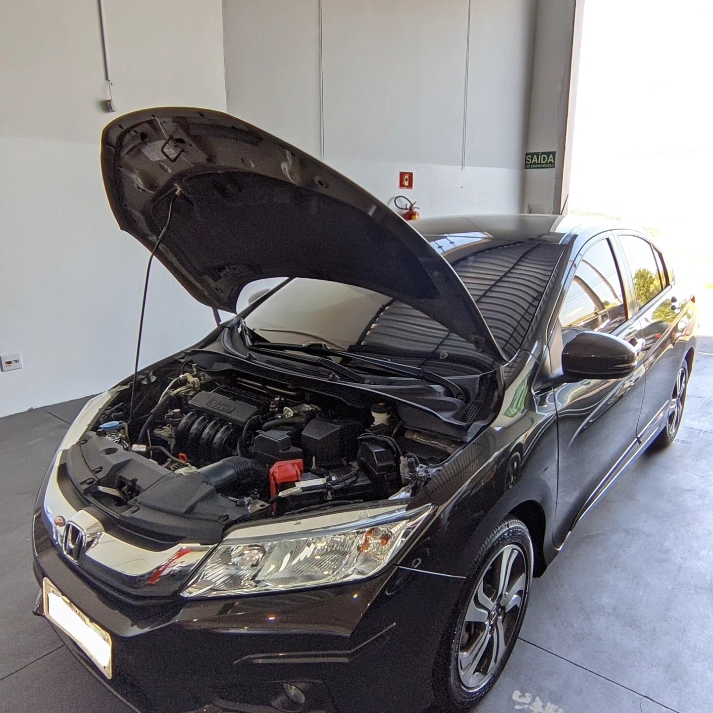 Honda City EXL 2016 preto com o capô aberto na Sgrignoli