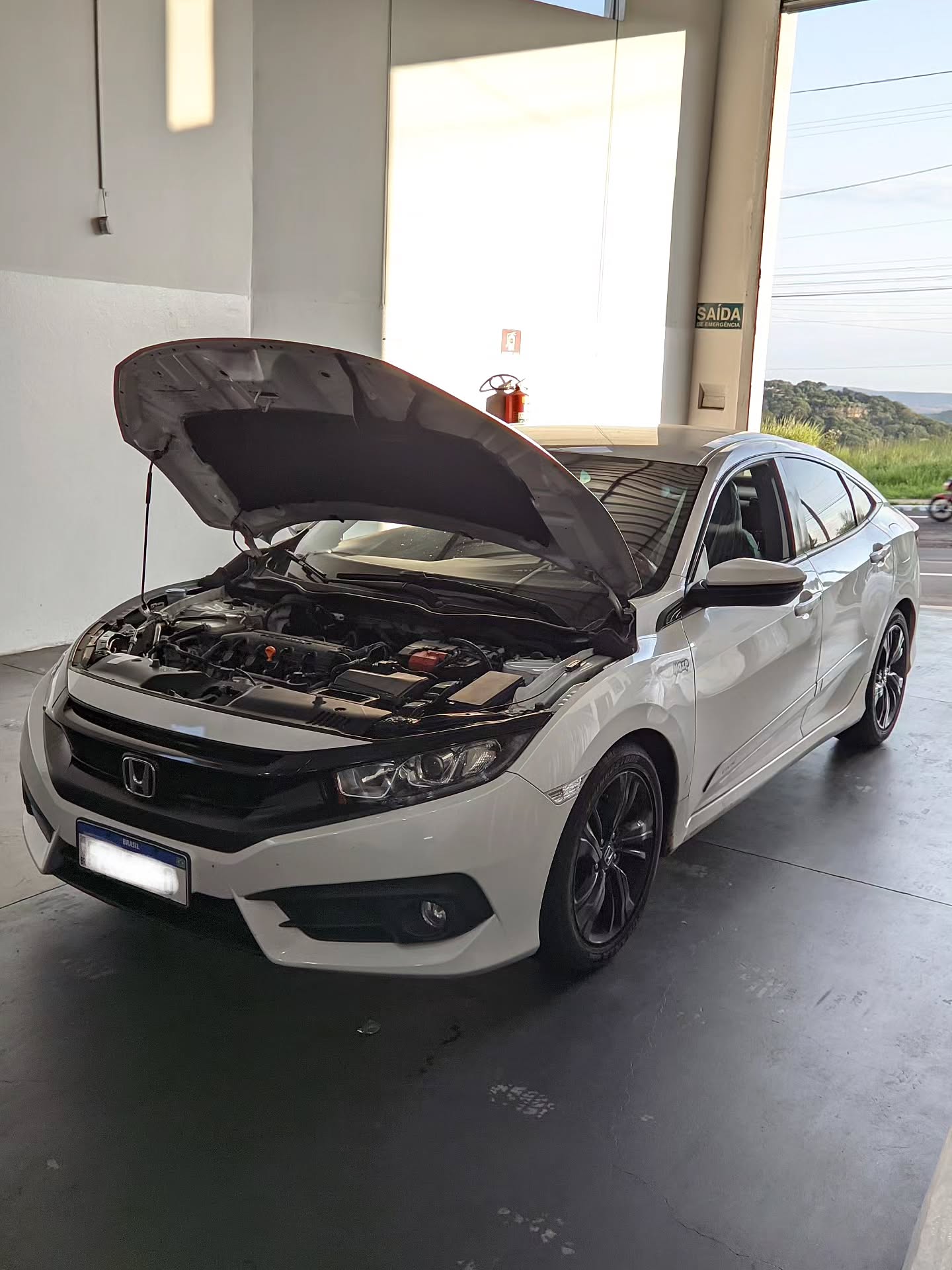 Honda Civic EXL 2018 branco na Sgrignoli durante a revisão dos 60 mil quilômetros